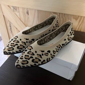 Super lightweight leopard print flats